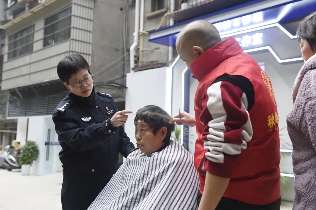 关爱独居老人义剪活动_社区服务_社区民警上门理发服务