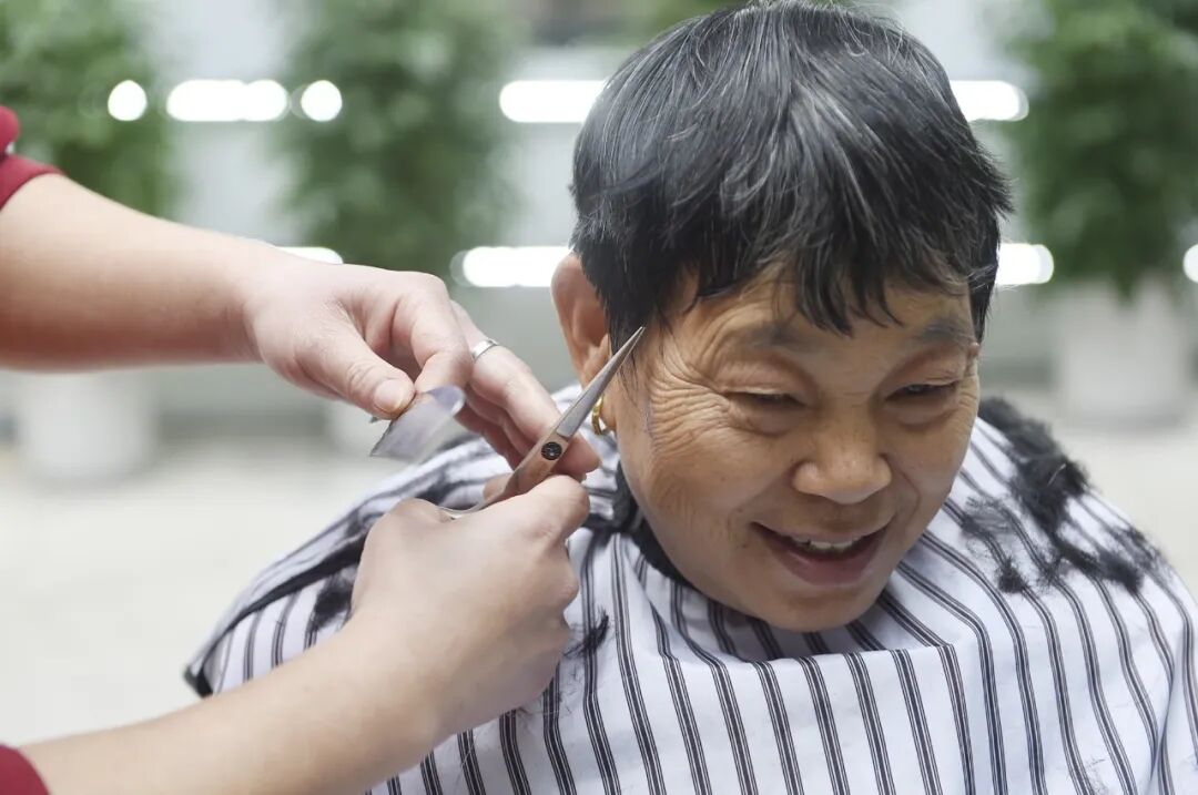 社区服务_社区民警上门理发服务_关爱独居老人义剪活动