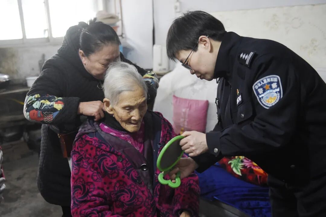 关爱独居老人义剪活动_社区服务_社区民警上门理发服务