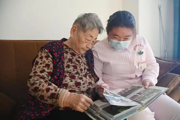 助老服务_东营市养老机构特殊困难老年人探访关爱服务_东营市中度老龄化社会养老服务