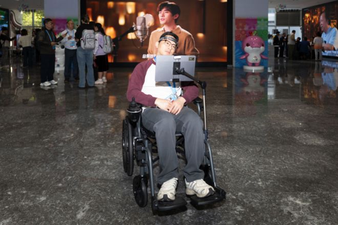 残特奥会科技产品_脑控轮椅智能导盲犬_残疾人士