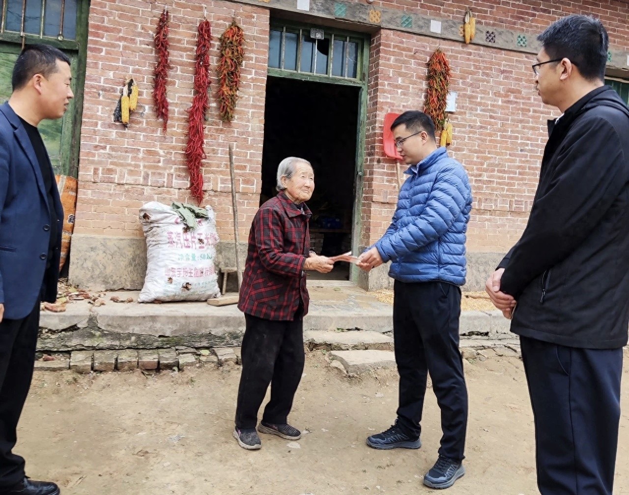 走访慰问空巢老人_助老服务_高崖镇助老服务活动