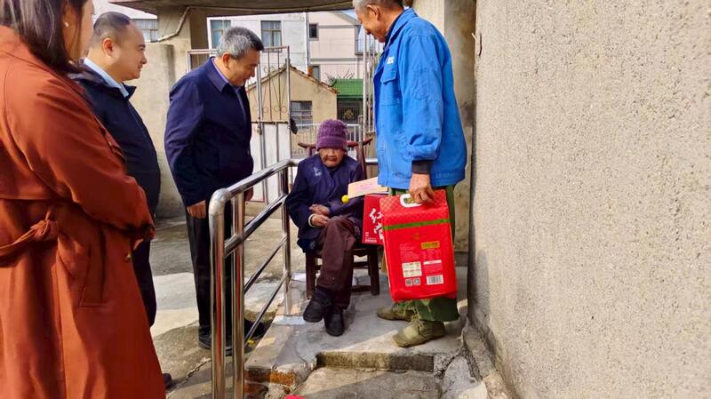 访惠聚重阳节慰问辖区老人_重阳走访慰问困难家庭_