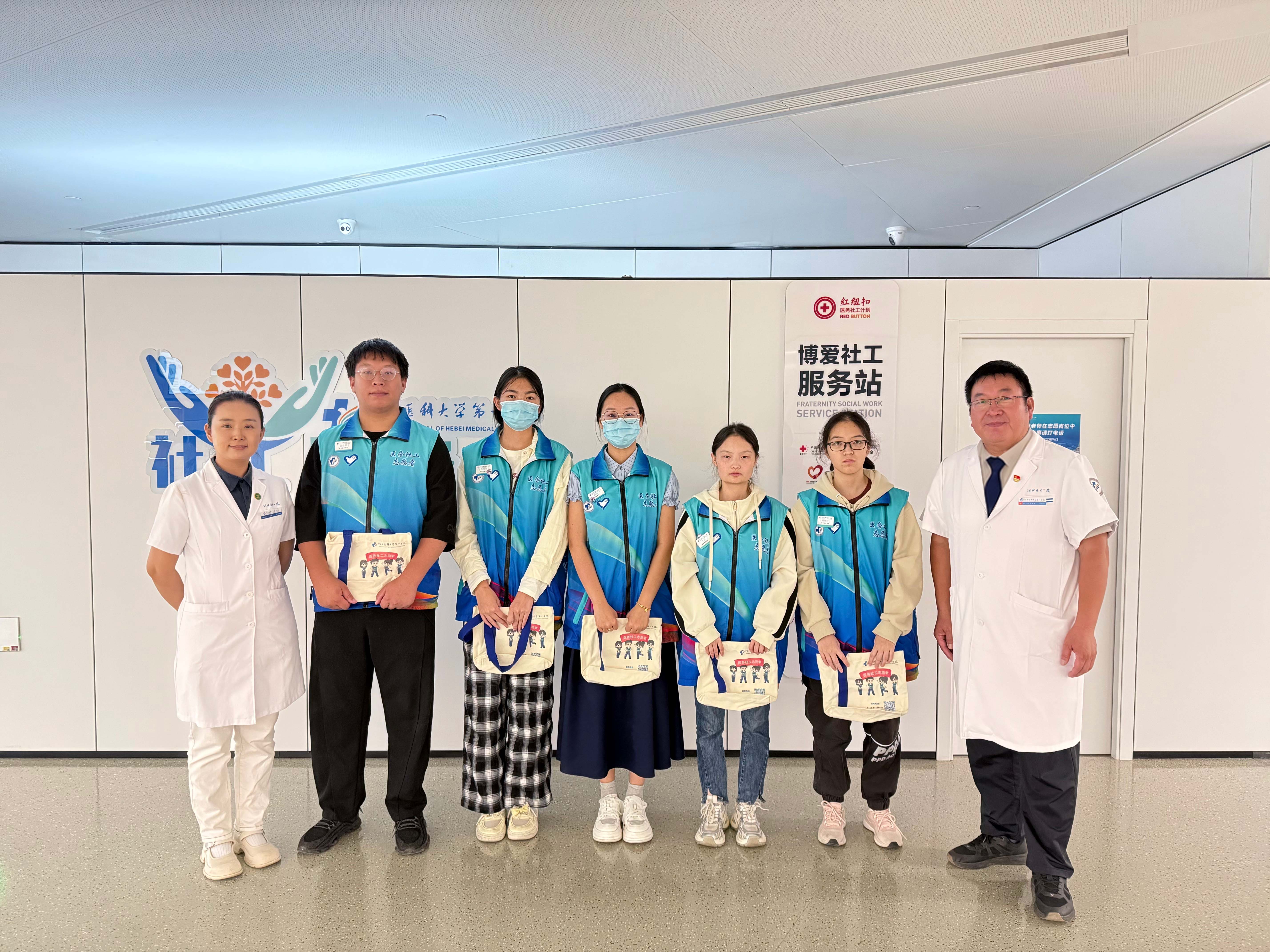 五名社工实习生携爱报到，社工站赠送精美文创书包。河北省医科大学第一医院供图