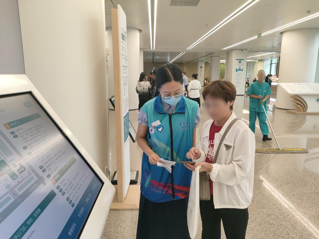 社工志愿者在门诊协助患者就医。河北省医科大学第一医院供图