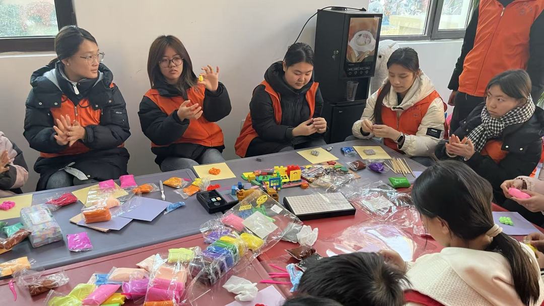 邻里互助_互助邻里关系更亲密作文_邻里互助点