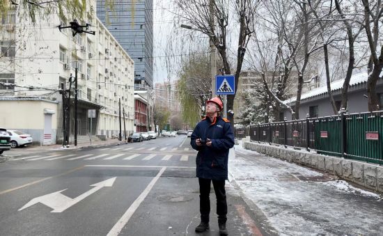 国网沈阳供电公司配电运检人员利用无人机巡检配电线路及设备 。邹妍妍 摄