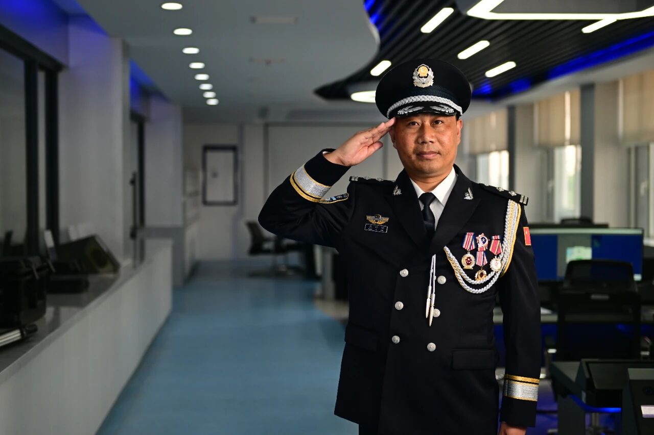 _110警察节｜“拼命三郎”张叶坤：21年行走30万公里的“破案机器”_110警察节｜“拼命三郎”张叶坤：21年行走30万公里的“破案机器”