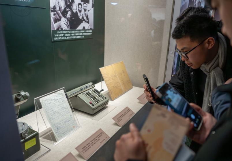 于敏手稿、手摇计算机等展品吸引观众目光。.jpg