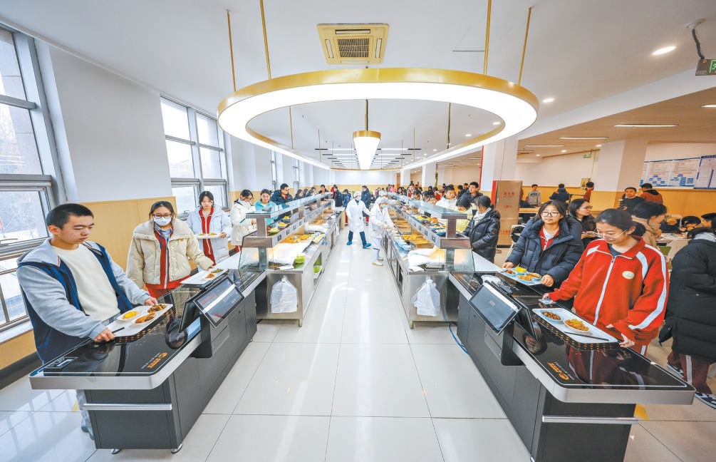 平谷中学食堂配备AI图像识别智能结算台，实现秒级无感支付。