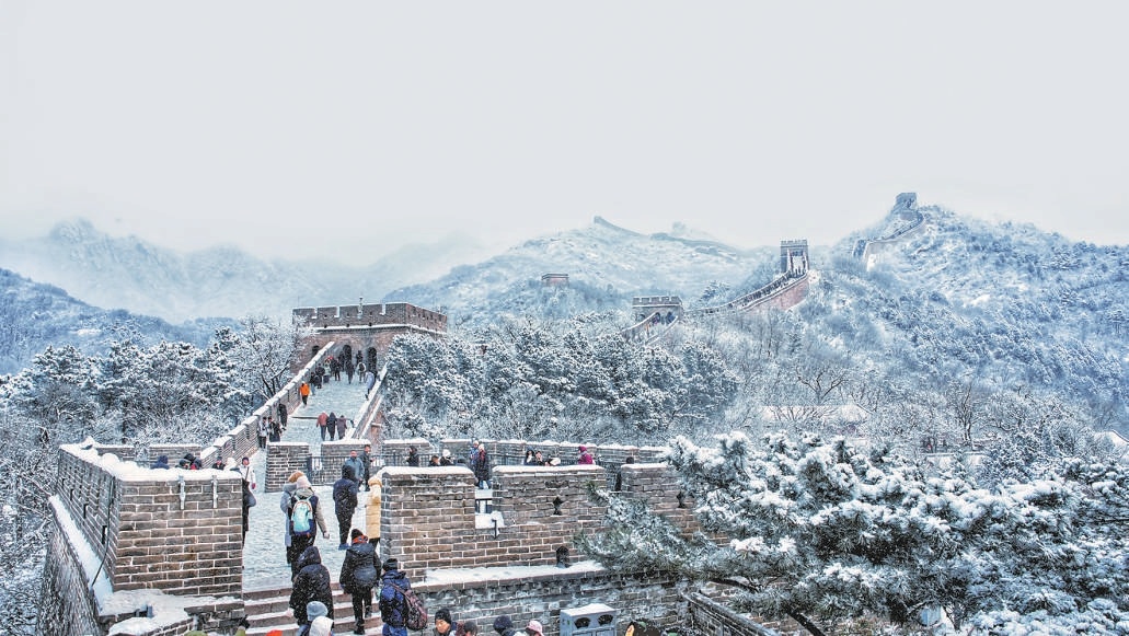 新年初雪，八达岭长城景区呈现出北国风光“冰封雪飘”的壮美画卷，吸引市民游客前来观赏。