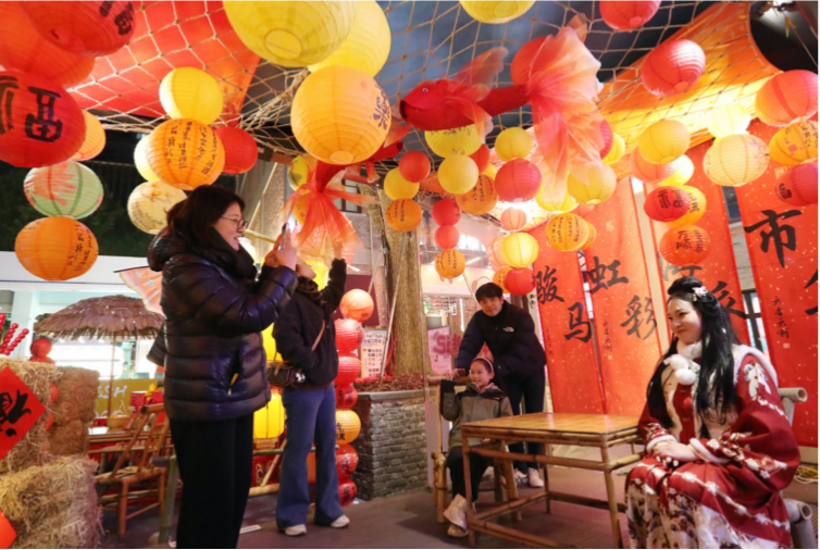 今潮8弄“骏影瑶光”海派春节灯会亮灯.png