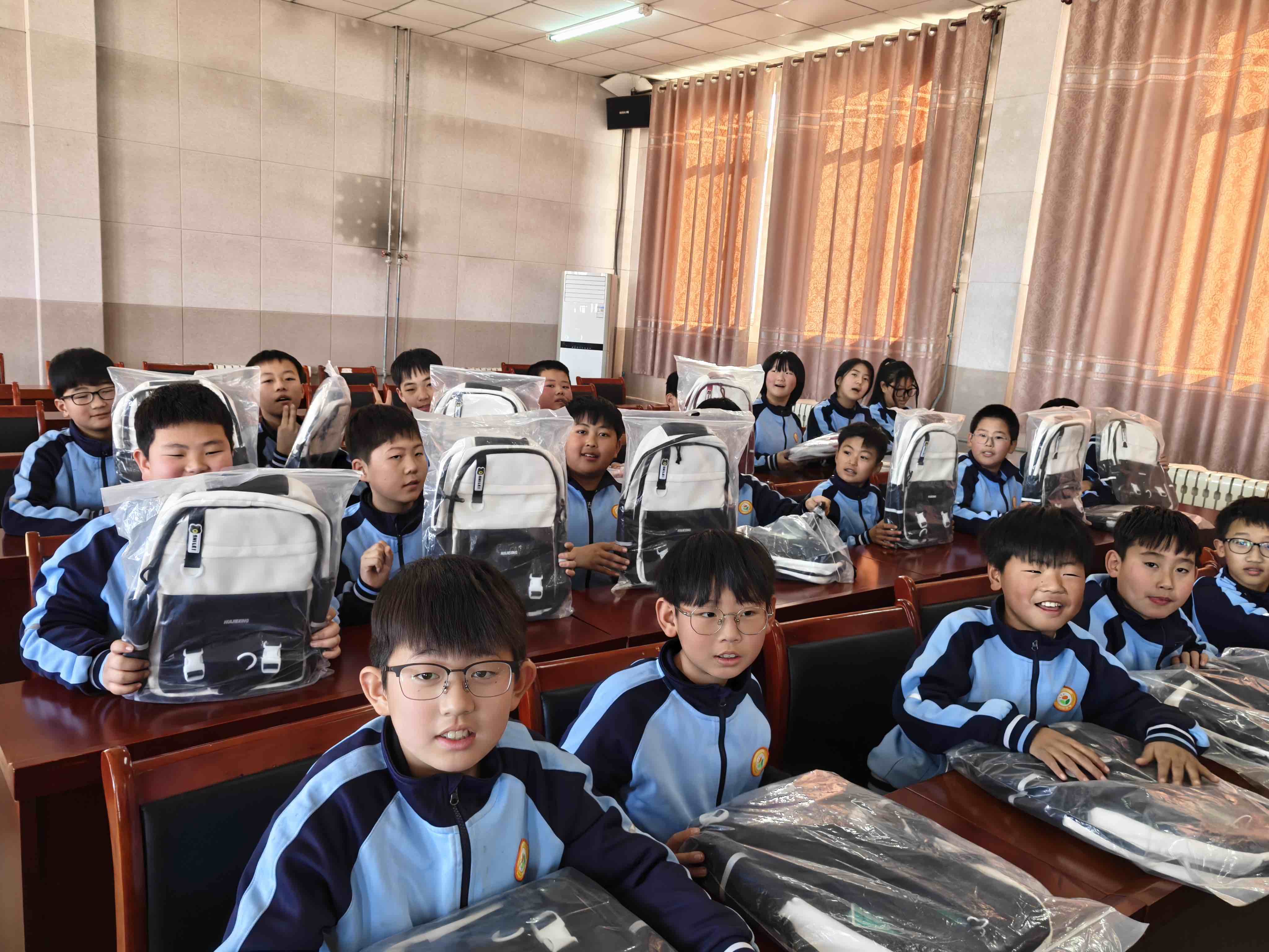护手霜公益发放_爱心书包捐赠_爱心书包