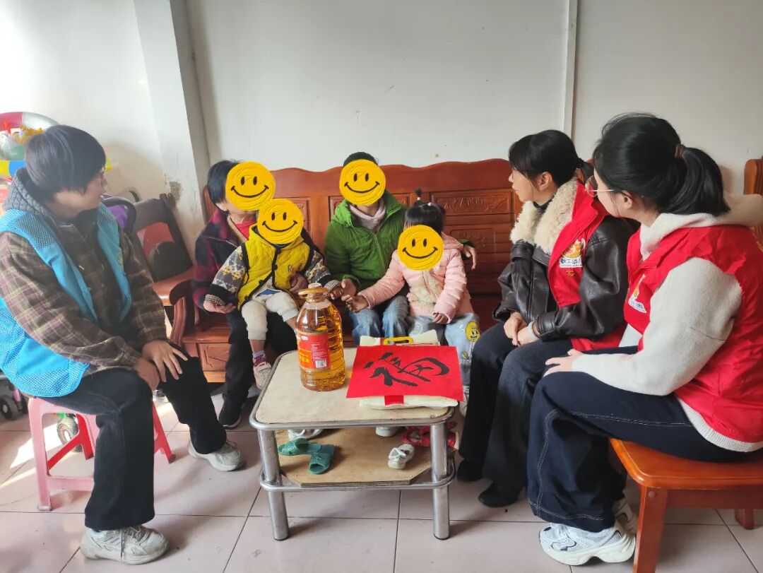 社区志愿服务活动_走访慰问困难家庭_社区共建