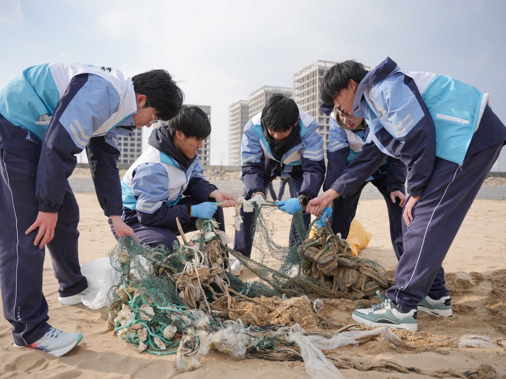 零下7℃坚守！99名中外青年志愿者净塑自然守护海洋