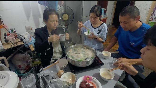 留守儿童_留守儿童父亲开车接孩子回家_父母陪伴与生计冲突的艰难选择