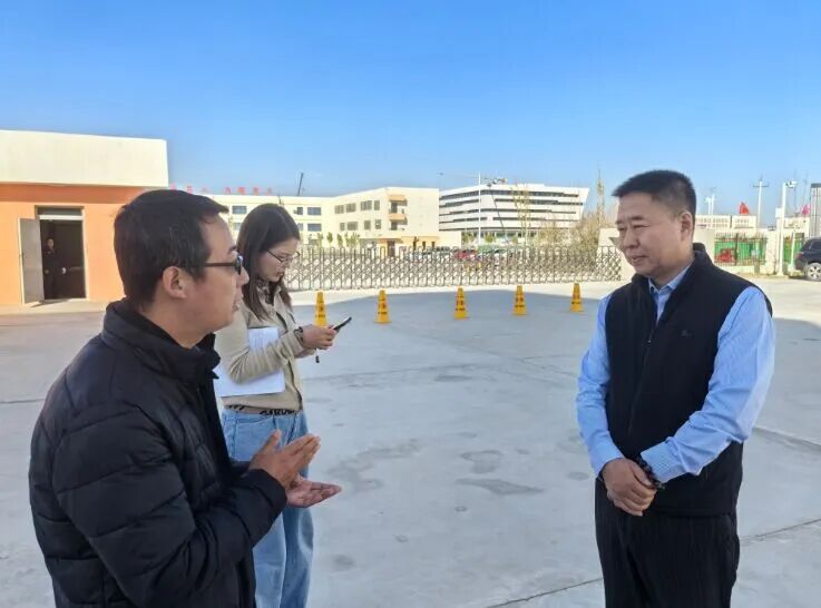 陈伟志在新疆和田县调研，与当地学校校长交流。