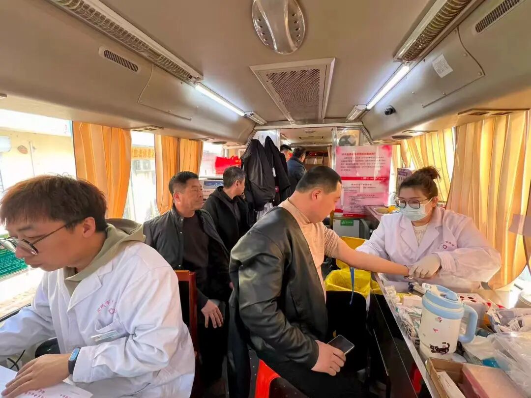 义务献血_河城街镇义务献血活动_党员干部献血先锋模范作用