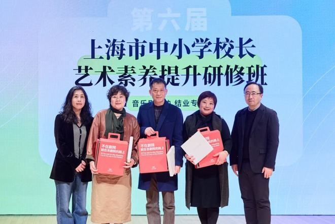 心理关怀图片_心理关怀融合未来科技_心理关怀