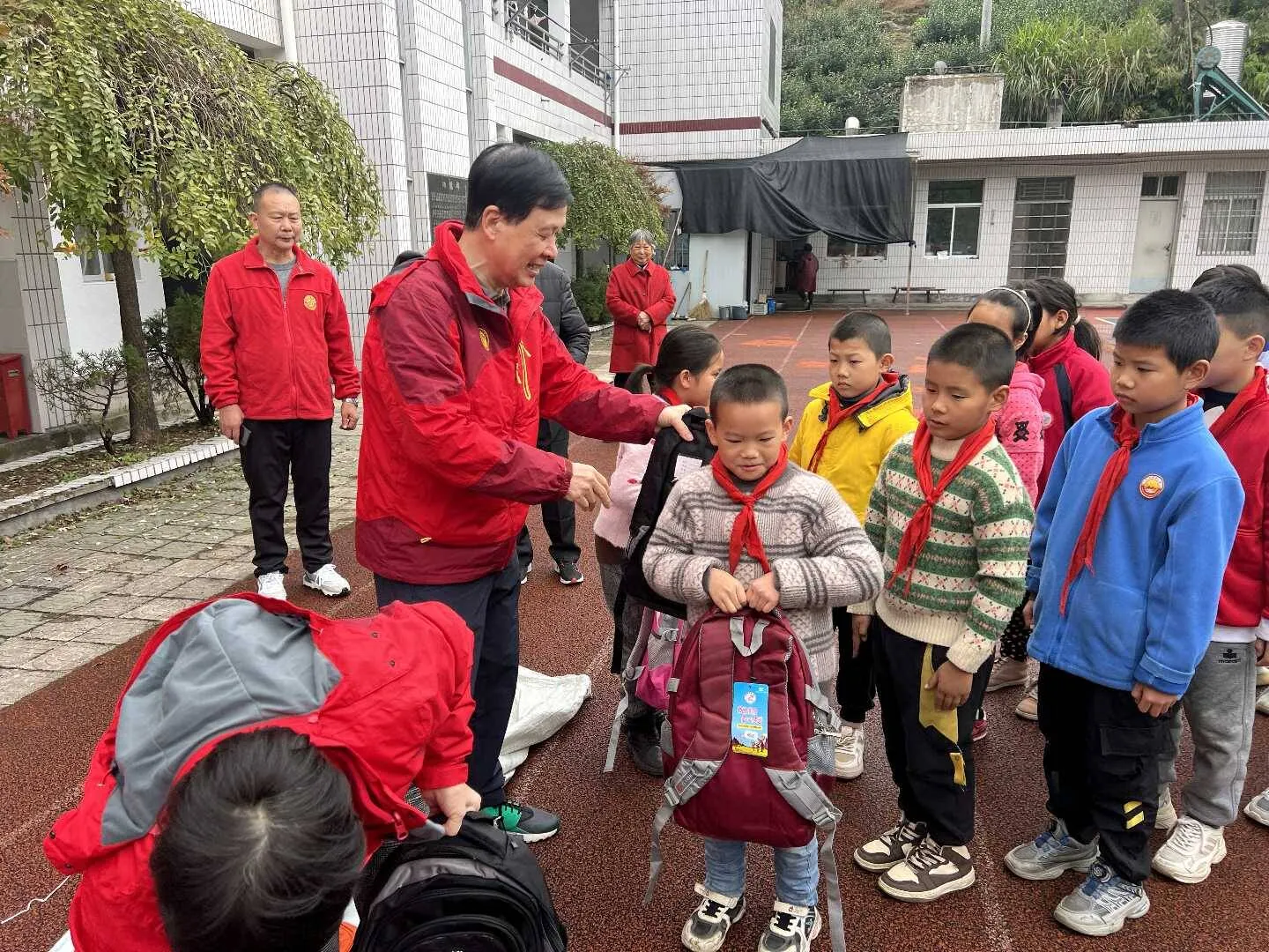义乌爱心公社 爱心书包漂流项目 21年公益接力_爱心书包