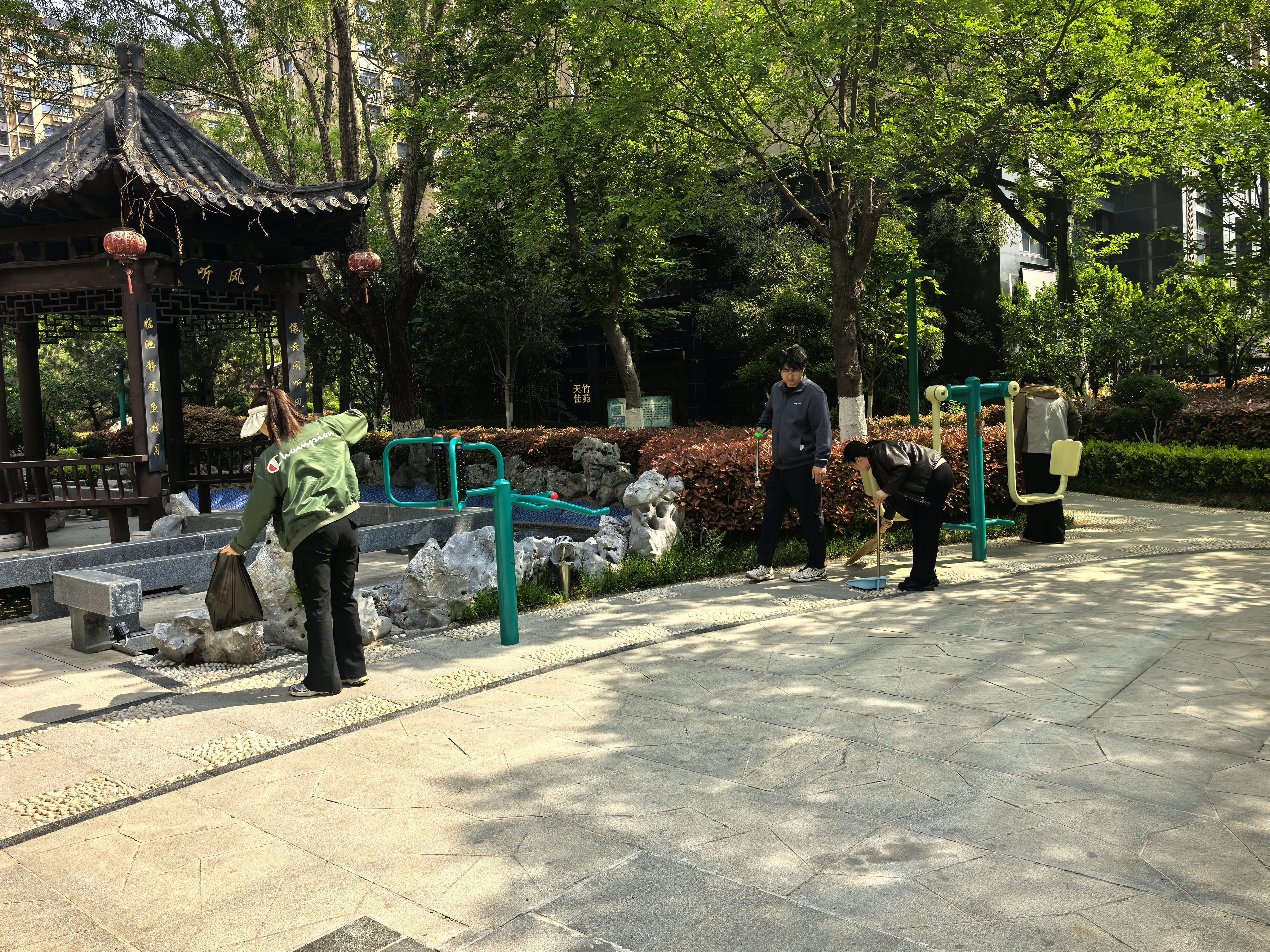 社区环境卫生整治_社区共建_清理楼道堆物