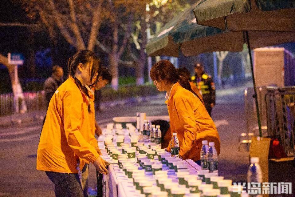 青年志愿者热情服务2026青岛马拉松