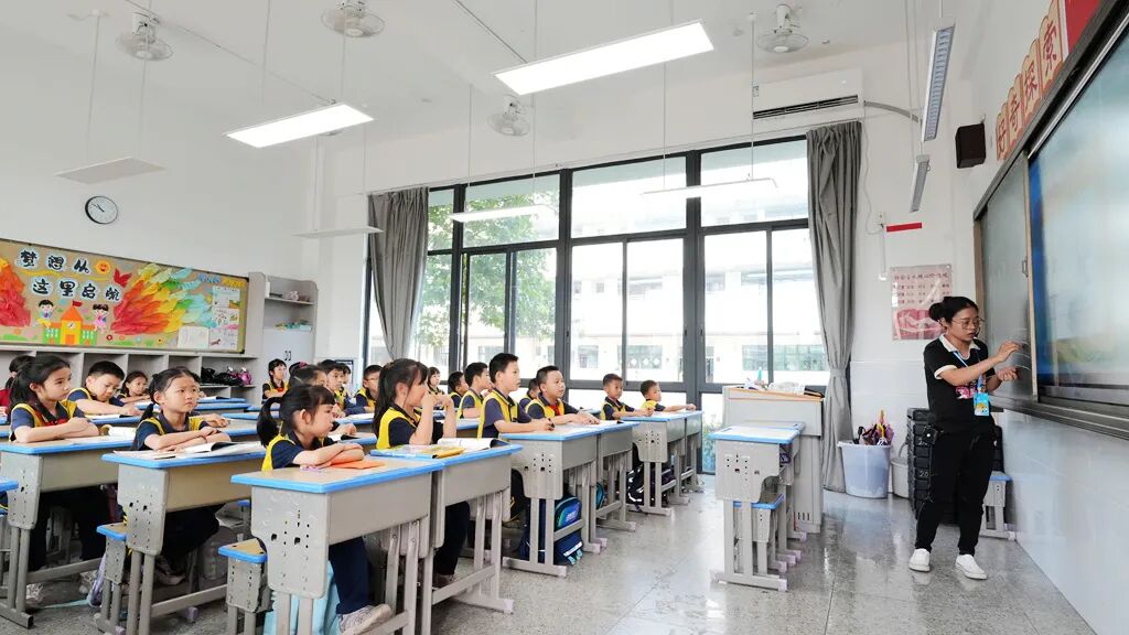 安装了空调后的惠城区金山湖小学教室。