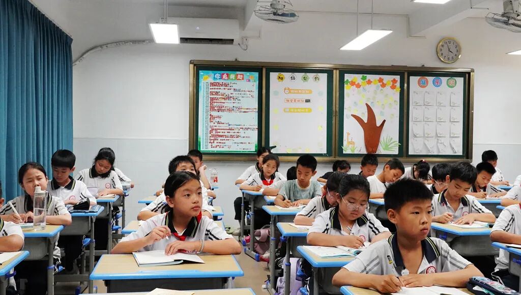 安装了空调后的博罗县杨村中心小学教室。