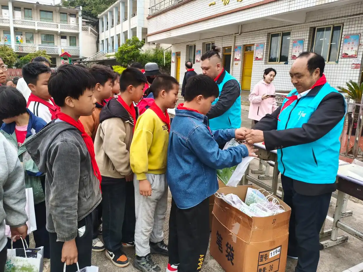 情暖童心·爱伴成长！爱心团队走进清镇市犁倭镇老院小学开展爱心助学活动