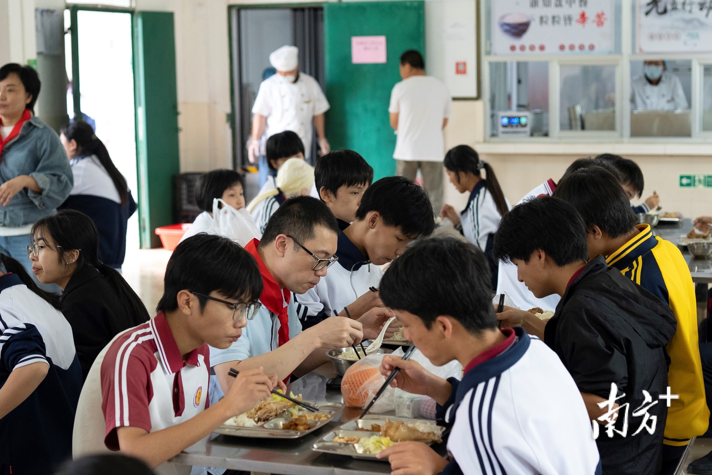 公益助学活动_爱心助学_爱心企业捐赠大米