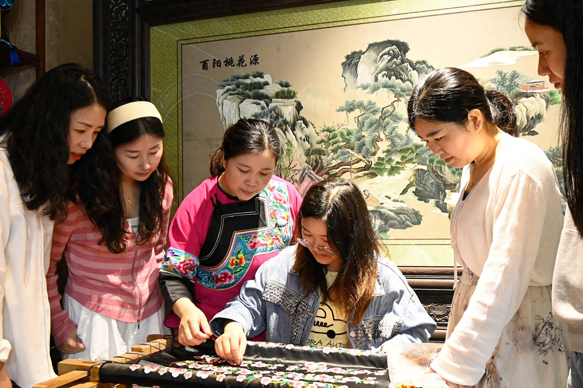 年轻人如何体验非遗文化_非遗文化_非遗与潮流文创结合
