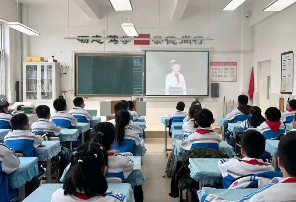 张芷祎：倔强女孩柔情诵读，以《锦绣》织就爱国梦