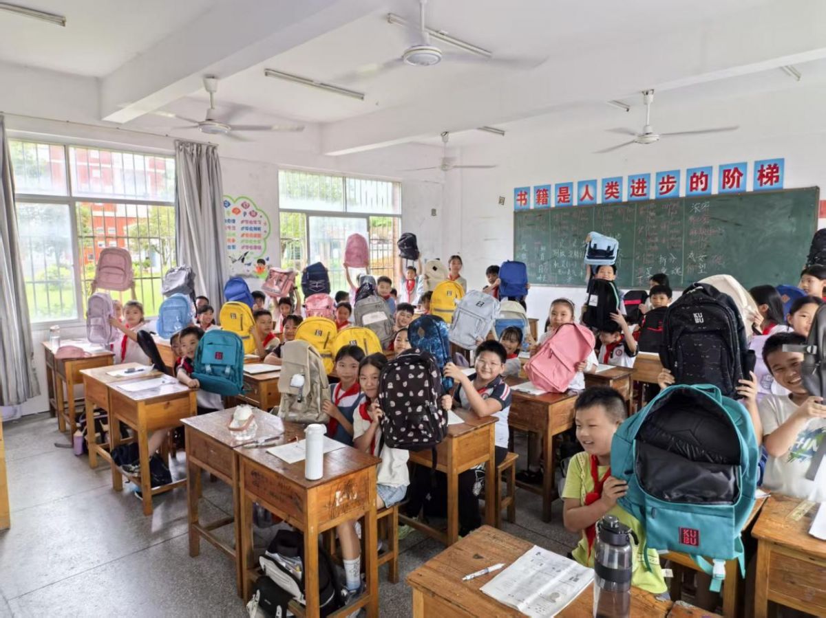 爱心助学捐赠活动_童心向党庆华诞_爱心助学