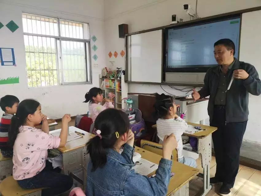 免费校车送学_乡村教育_乡村教师家访