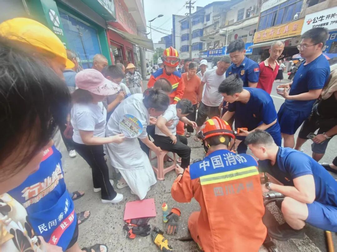 消防救护队员_应急救援现场_应急救援
