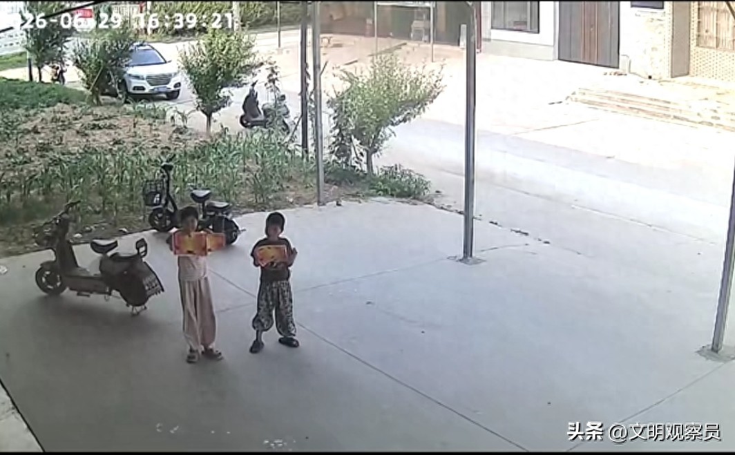 留守儿童对父母陪伴的渴望_父亲为碎银几两留守妻儿老小_留守儿童